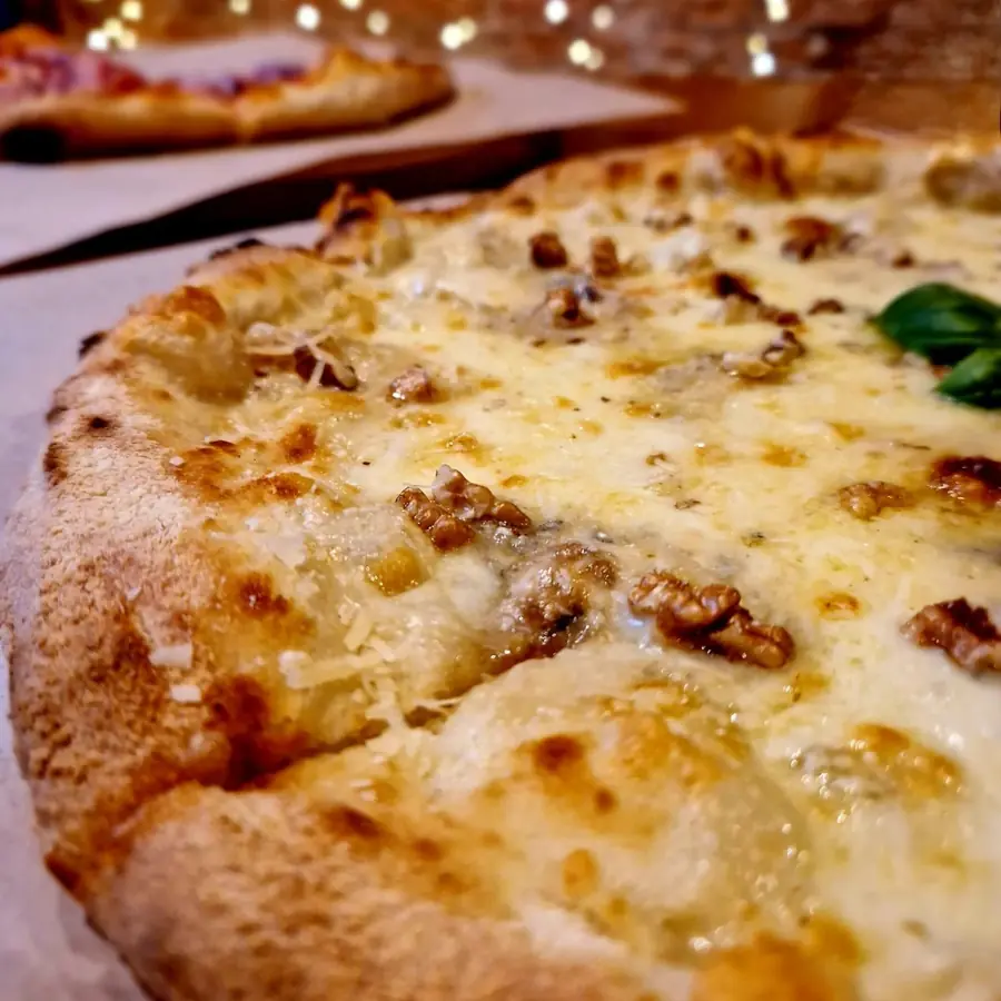 Pizza z zapieczonym serem, kadr z bliska.
