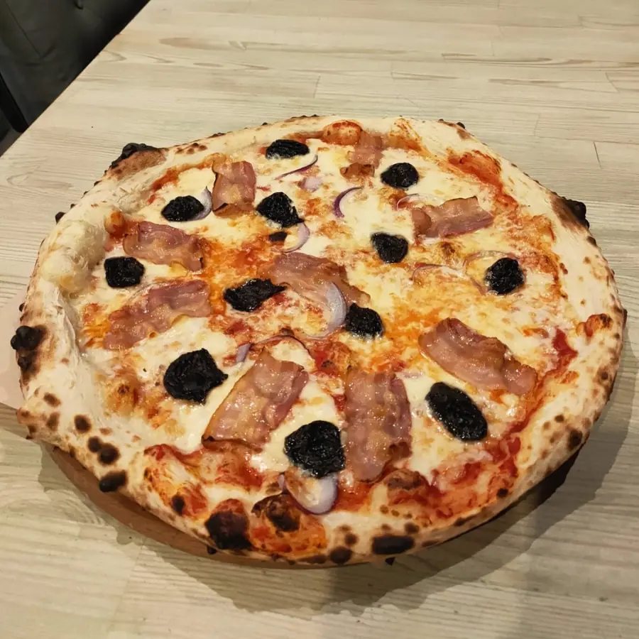 Pizza z boczkiem i czarnymi oliwkami, prosto z pieca.